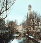 824419 Gezicht op de Oudegracht te Utrecht, met in het midden de Gaardbrug en rechts de Domtoren.